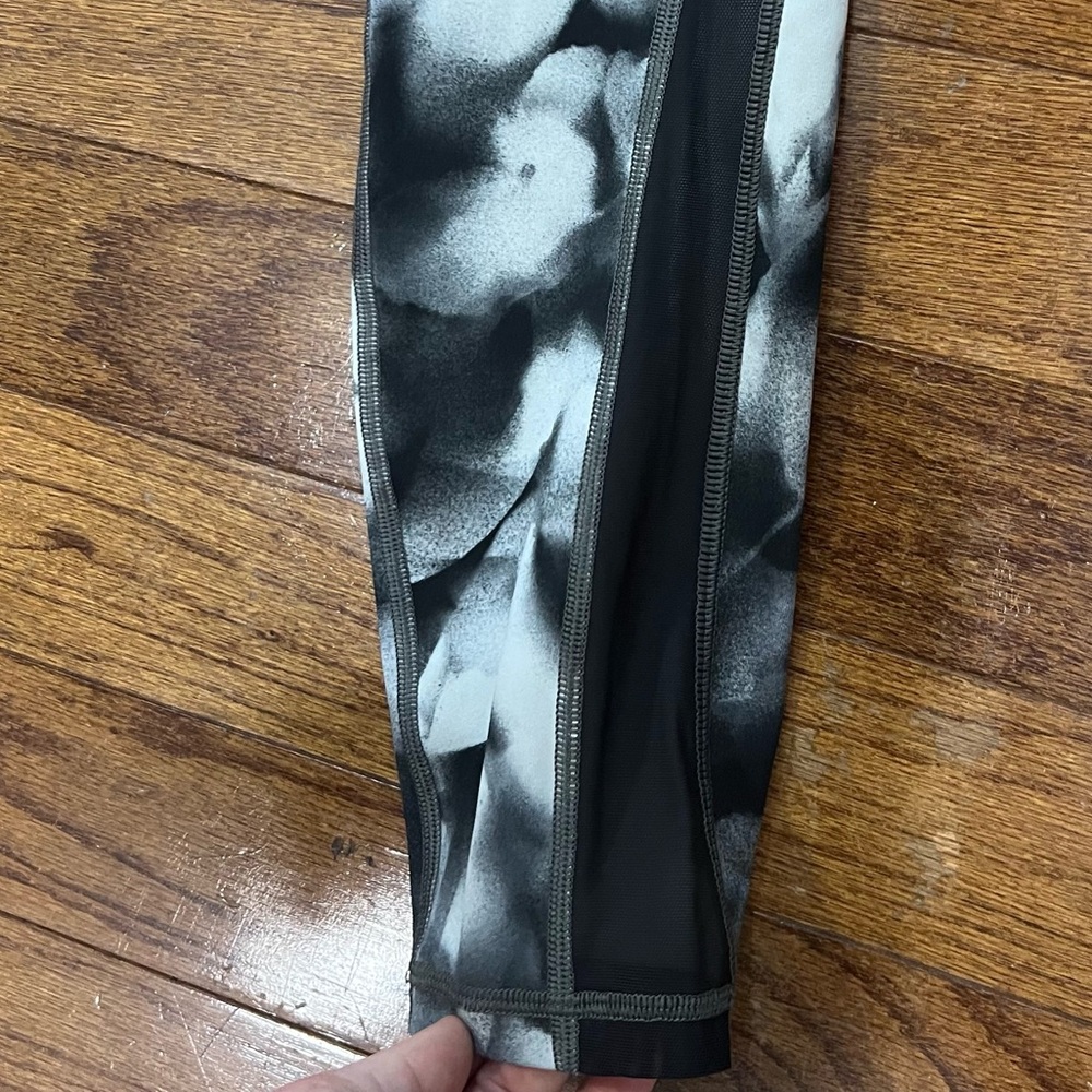 26. Lululemon leggings black
Pockets
25” Inseam - Picture 2 of 6